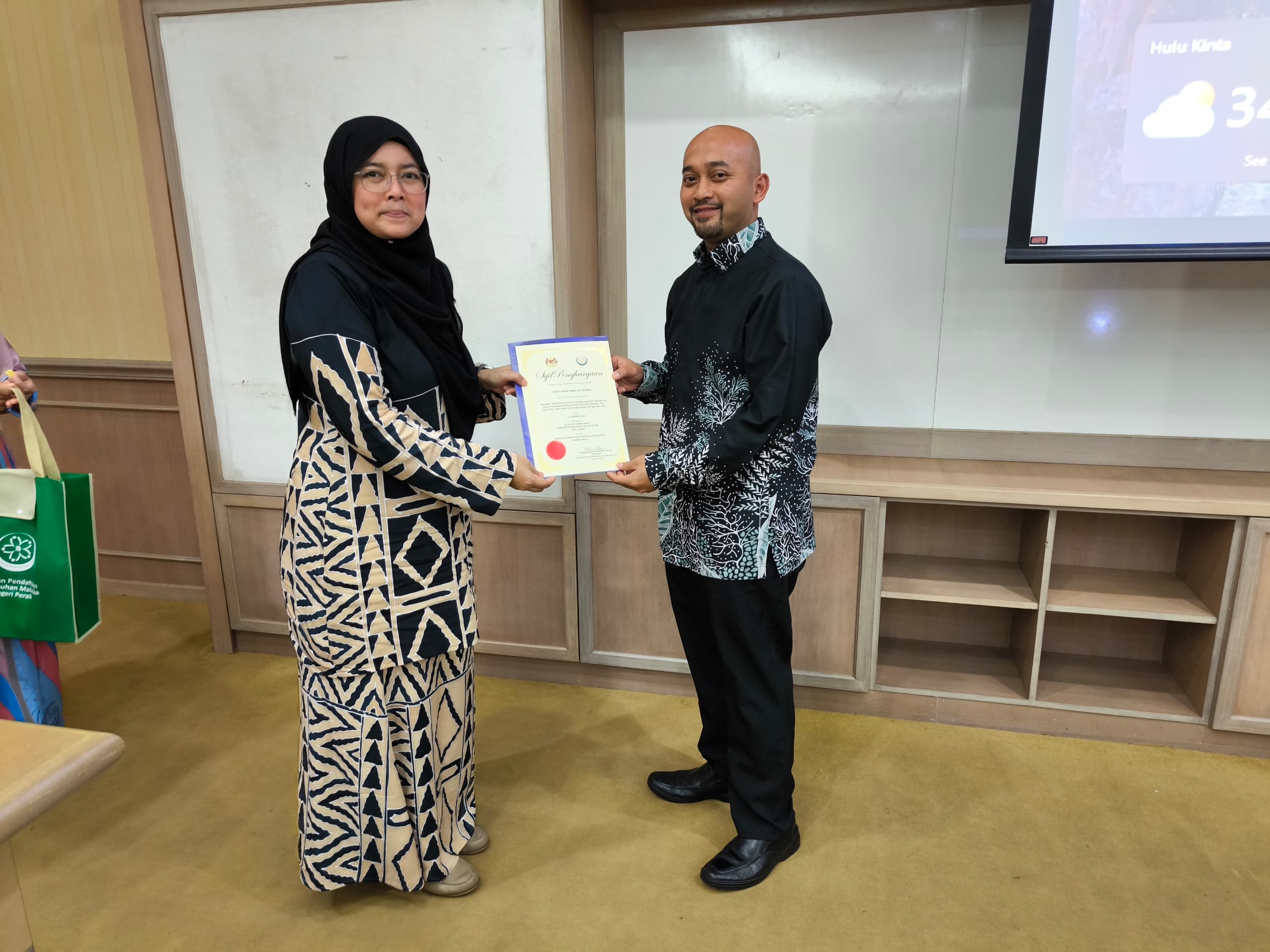 Penyampaian cenderahati daripada Pengarah JPPM Perak kepada Pengarah JPPM Negeri Sembilan selaku penceramah jemputan