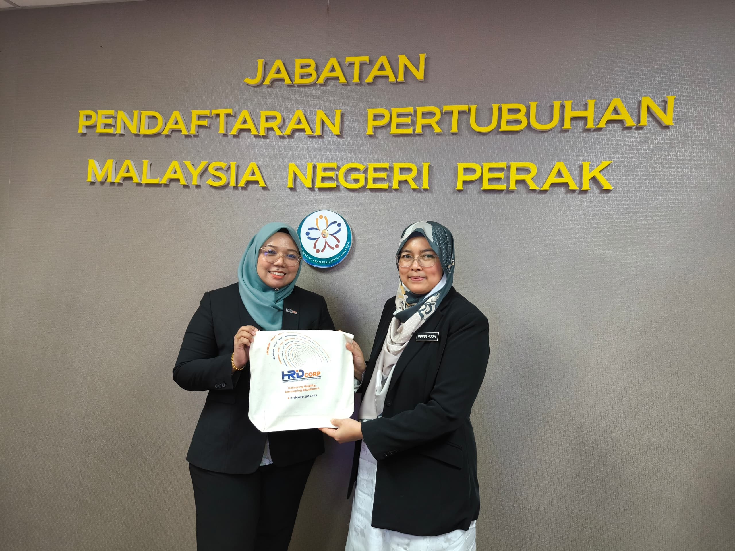 Sesi penyampaian cenderahati daripada Pengarah JPPM Perak kepada Ketua HRD Corp Cawangan Perak (Ipoh)