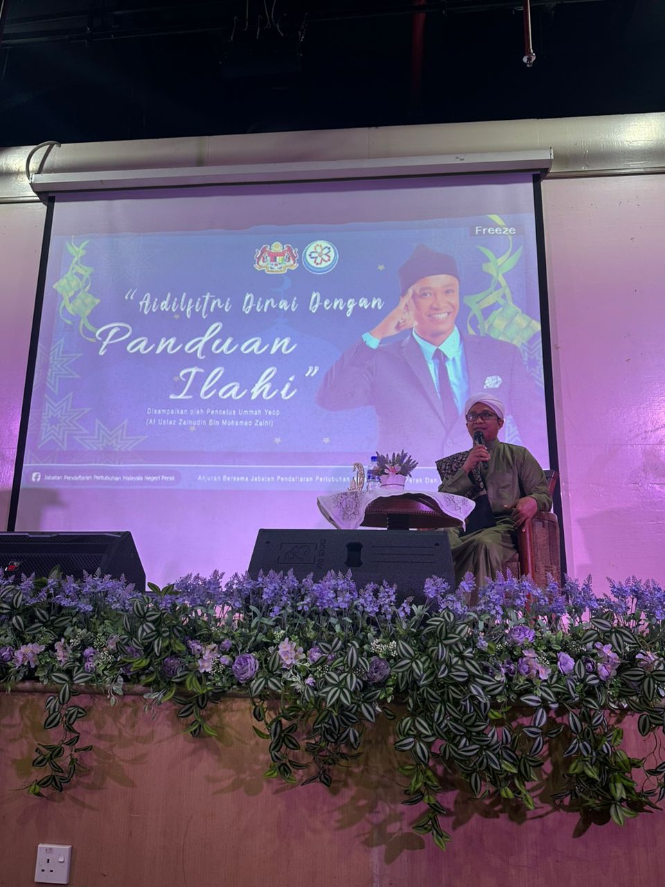 Penceramah sedang memberi ceramah kepada para peserta