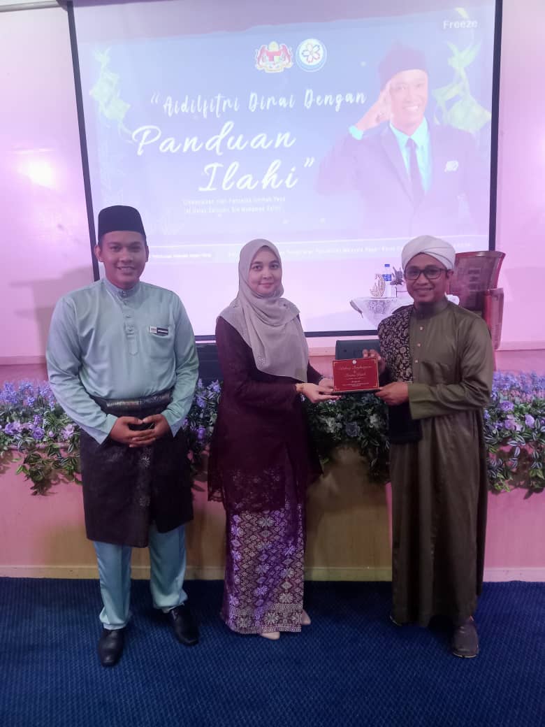 Sesi penyampaian cenderahati kepada penceramah program