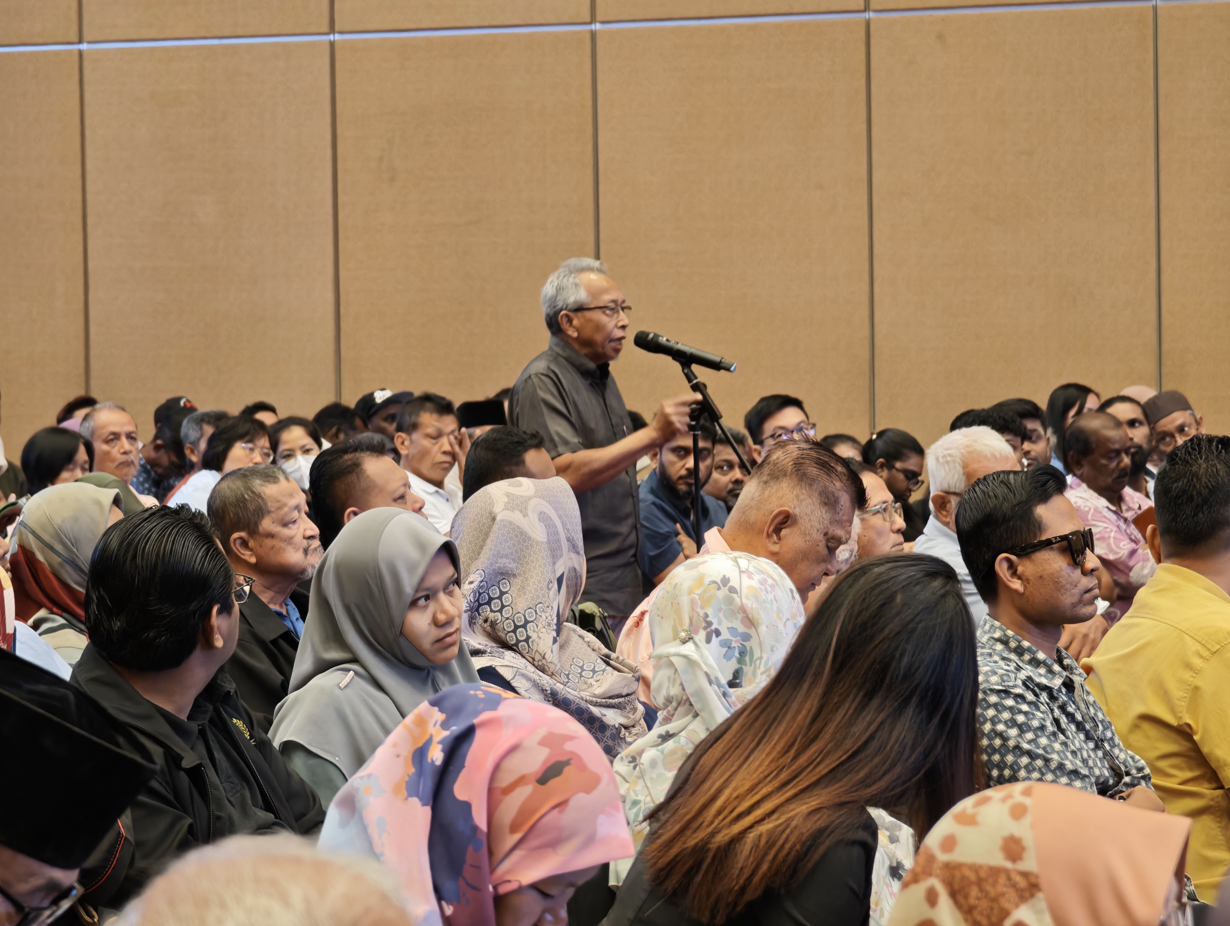 Peserta mengajukan soalan dalam sesi soal jawab