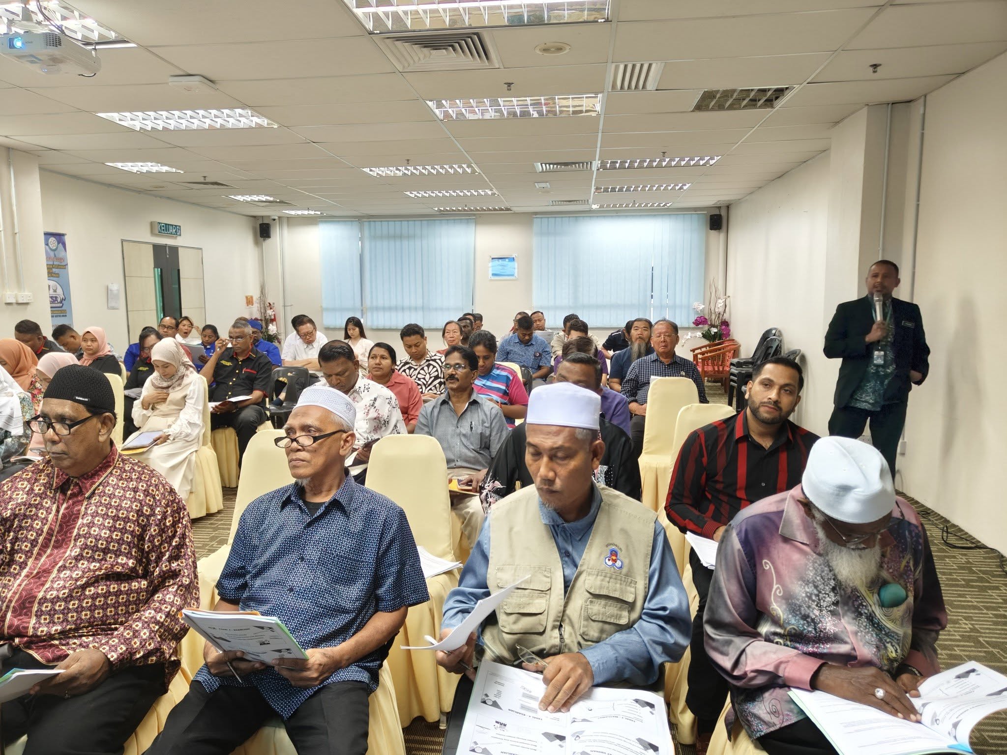 Taklimat disampaikan oleh pegawai : En Shafawi