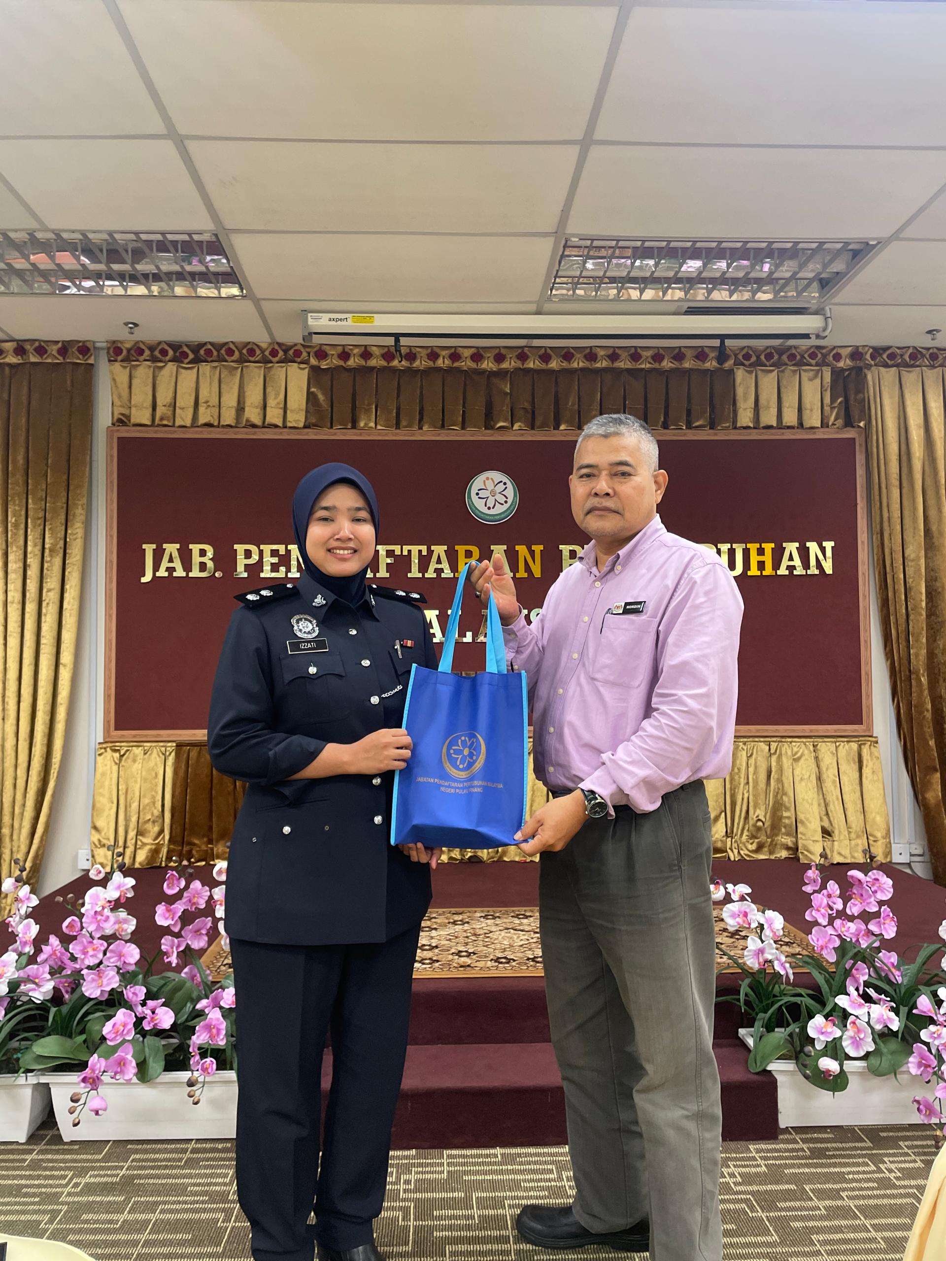 Pemberian cenderahati untuk wakil penceramah dari PDRM