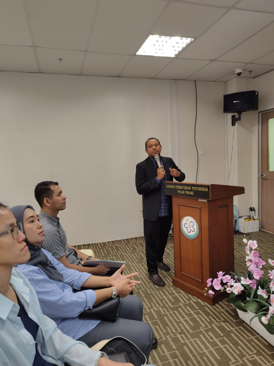 En Shafawi menyampaikan taklimat