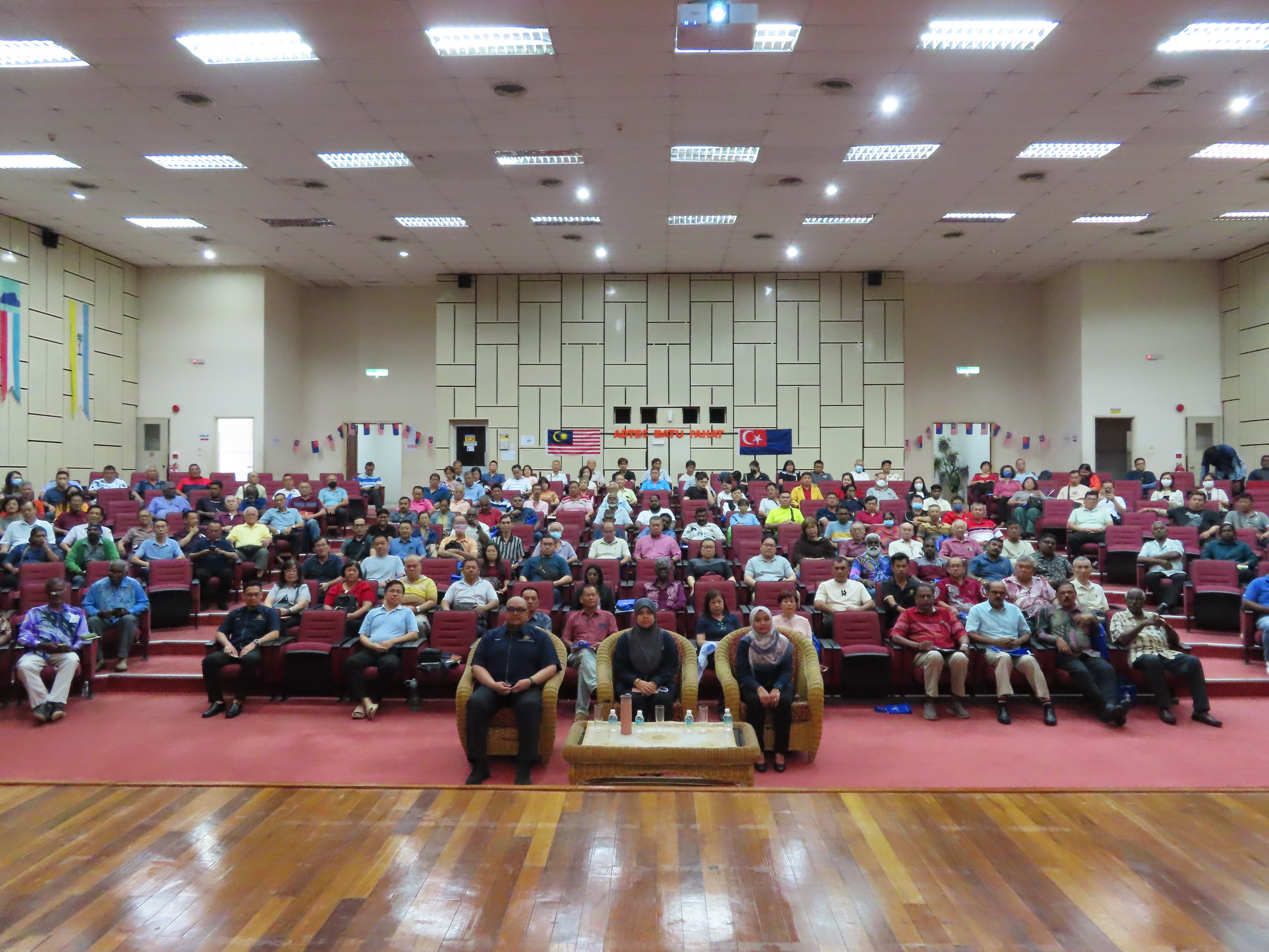 04.02.2025 | PROGRAM #ROSCARE BILANGAN 1/2025:
SESI LIBAT URUS (SLU) TAKLIMAT SOP PERTUBUHAN (JAWATANKUASA PENGURUSAN) BAGI ZON 1 (BATU PAHAT, MUAR, KLUANG & SEGAMAT)
JPPM Negeri Johor telah mengadakan Taklimat Sesi Libat Urus (SLU): Taklimat SOP Pertubuhan Kepada Pertubuhan Kategori Keagamaan Sub Kategori Penganut Yang Berdaftar Di Bawah Jabatan Pendaftaran Pertubuhan Malaysia Negeri Johor seperti ketetapan berikut:
Tarikh : 04.02.2025 (Selasa)
Tempat : Dewan Seri Nilam, Pusat Latihan Teknologi Tinggi (ADTCE) Batu Pahat.
Majlis telah dirasmikan oleh YBrs. Puan Maisara Ashran binti Mustafa, Pengarah JPPM Negeri Johor. Taklimat ini bertujuan untuk memberi kefahaman dan memaklumkan ketetapan dasar baharu Kementerian Dalam Negeri (KDN) dan JPPM mengenai SOP yang telah dirangka bagi pertubuhan sedia ada di bawah Kategori Keagamaan berkaitan pengurusan Pertubuhan Kategori Keagamaan khususnya Rumah Ibadat Bukan Islam (RIBI) di Negeri Johor.
Di samping memastikan penyelarasan terhadap pertubuhan kategori Keagamaan lebih teratur dan seragam sebagai asas rujukan serta panduan kepada pertubuhan.