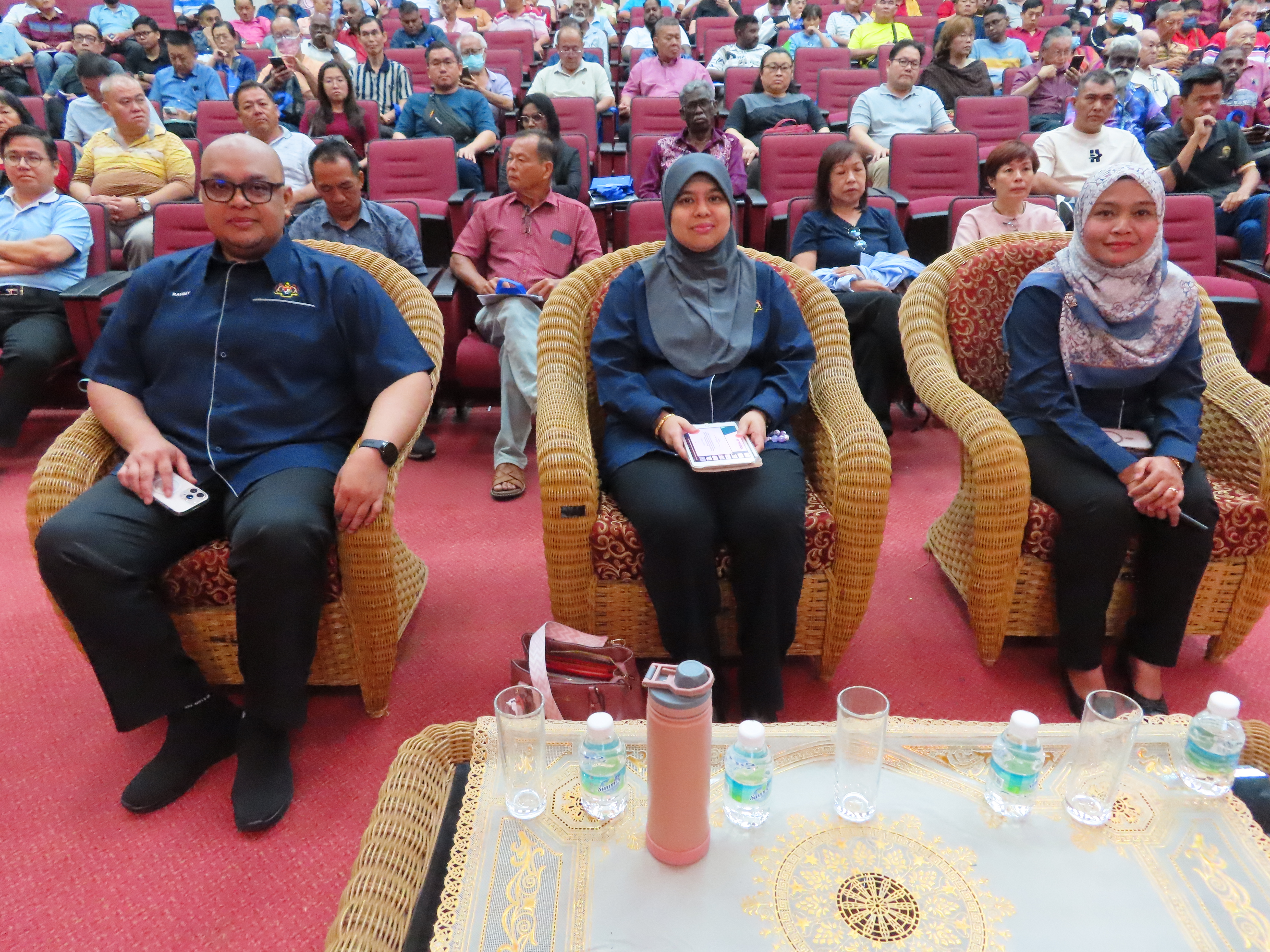 04.02.2025 | PROGRAM #ROSCARE BILANGAN 1/2025:
SESI LIBAT URUS (SLU) TAKLIMAT SOP PERTUBUHAN (JAWATANKUASA PENGURUSAN) BAGI ZON 1 (BATU PAHAT, MUAR, KLUANG & SEGAMAT)
JPPM Negeri Johor telah mengadakan Taklimat Sesi Libat Urus (SLU): Taklimat SOP Pertubuhan Kepada Pertubuhan Kategori Keagamaan Sub Kategori Penganut Yang Berdaftar Di Bawah Jabatan Pendaftaran Pertubuhan Malaysia Negeri Johor seperti ketetapan berikut:
Tarikh : 04.02.2025 (Selasa)
Tempat : Dewan Seri Nilam, Pusat Latihan Teknologi Tinggi (ADTCE) Batu Pahat.
Majlis telah dirasmikan oleh YBrs. Puan Maisara Ashran binti Mustafa, Pengarah JPPM Negeri Johor. Taklimat ini bertujuan untuk memberi kefahaman dan memaklumkan ketetapan dasar baharu Kementerian Dalam Negeri (KDN) dan JPPM mengenai SOP yang telah dirangka bagi pertubuhan sedia ada di bawah Kategori Keagamaan berkaitan pengurusan Pertubuhan Kategori Keagamaan khususnya Rumah Ibadat Bukan Islam (RIBI) di Negeri Johor.
Di samping memastikan penyelarasan terhadap pertubuhan kategori Keagamaan lebih teratur dan seragam sebagai asas rujukan serta panduan kepada pertubuhan.