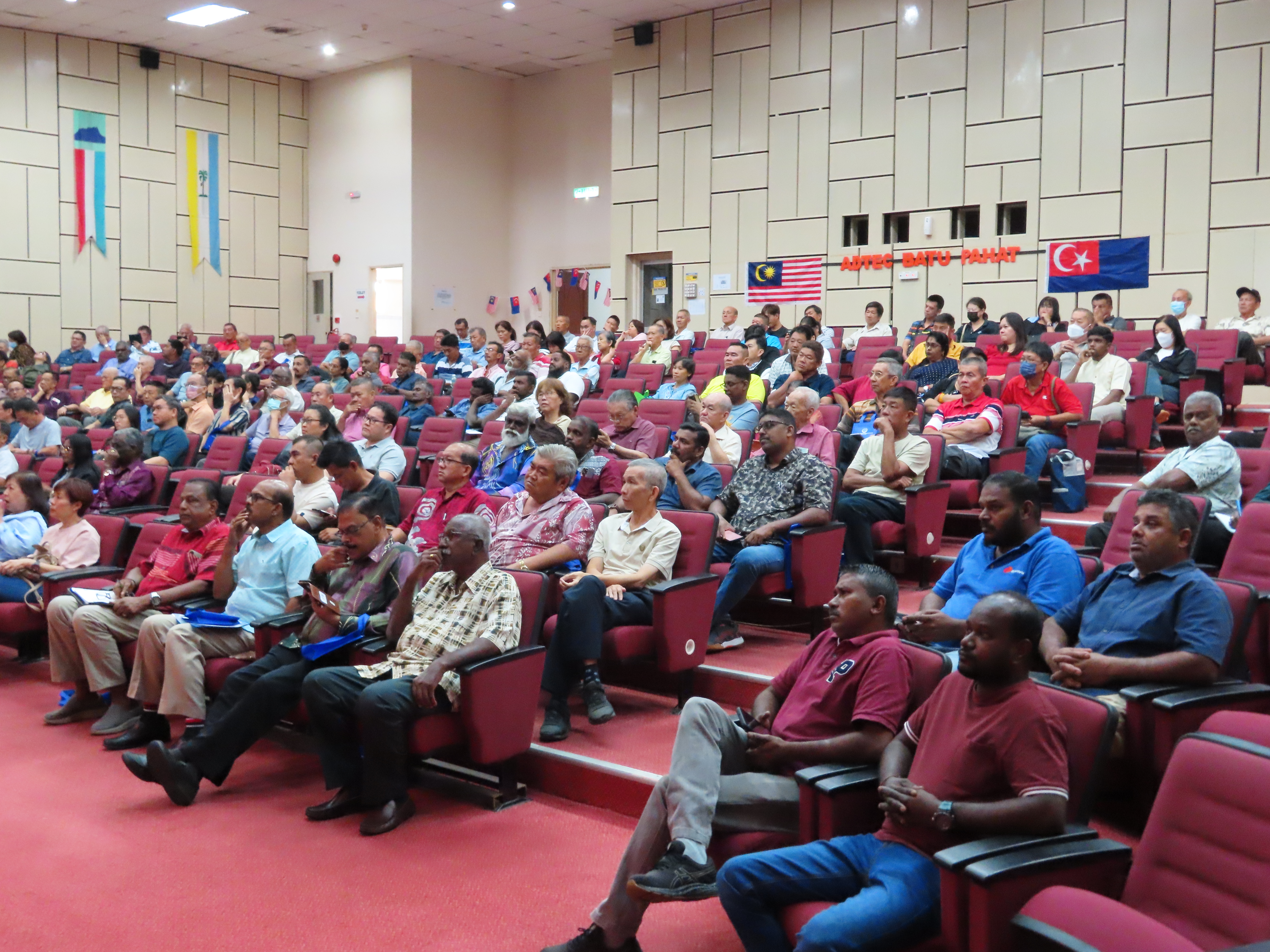 04.02.2025 | PROGRAM #ROSCARE BILANGAN 1/2025:
SESI LIBAT URUS (SLU) TAKLIMAT SOP PERTUBUHAN (JAWATANKUASA PENGURUSAN) BAGI ZON 1 (BATU PAHAT, MUAR, KLUANG & SEGAMAT)
JPPM Negeri Johor telah mengadakan Taklimat Sesi Libat Urus (SLU): Taklimat SOP Pertubuhan Kepada Pertubuhan Kategori Keagamaan Sub Kategori Penganut Yang Berdaftar Di Bawah Jabatan Pendaftaran Pertubuhan Malaysia Negeri Johor seperti ketetapan berikut:
Tarikh : 04.02.2025 (Selasa)
Tempat : Dewan Seri Nilam, Pusat Latihan Teknologi Tinggi (ADTCE) Batu Pahat.
Majlis telah dirasmikan oleh YBrs. Puan Maisara Ashran binti Mustafa, Pengarah JPPM Negeri Johor. Taklimat ini bertujuan untuk memberi kefahaman dan memaklumkan ketetapan dasar baharu Kementerian Dalam Negeri (KDN) dan JPPM mengenai SOP yang telah dirangka bagi pertubuhan sedia ada di bawah Kategori Keagamaan berkaitan pengurusan Pertubuhan Kategori Keagamaan khususnya Rumah Ibadat Bukan Islam (RIBI) di Negeri Johor.
Di samping memastikan penyelarasan terhadap pertubuhan kategori Keagamaan lebih teratur dan seragam sebagai asas rujukan serta panduan kepada pertubuhan.