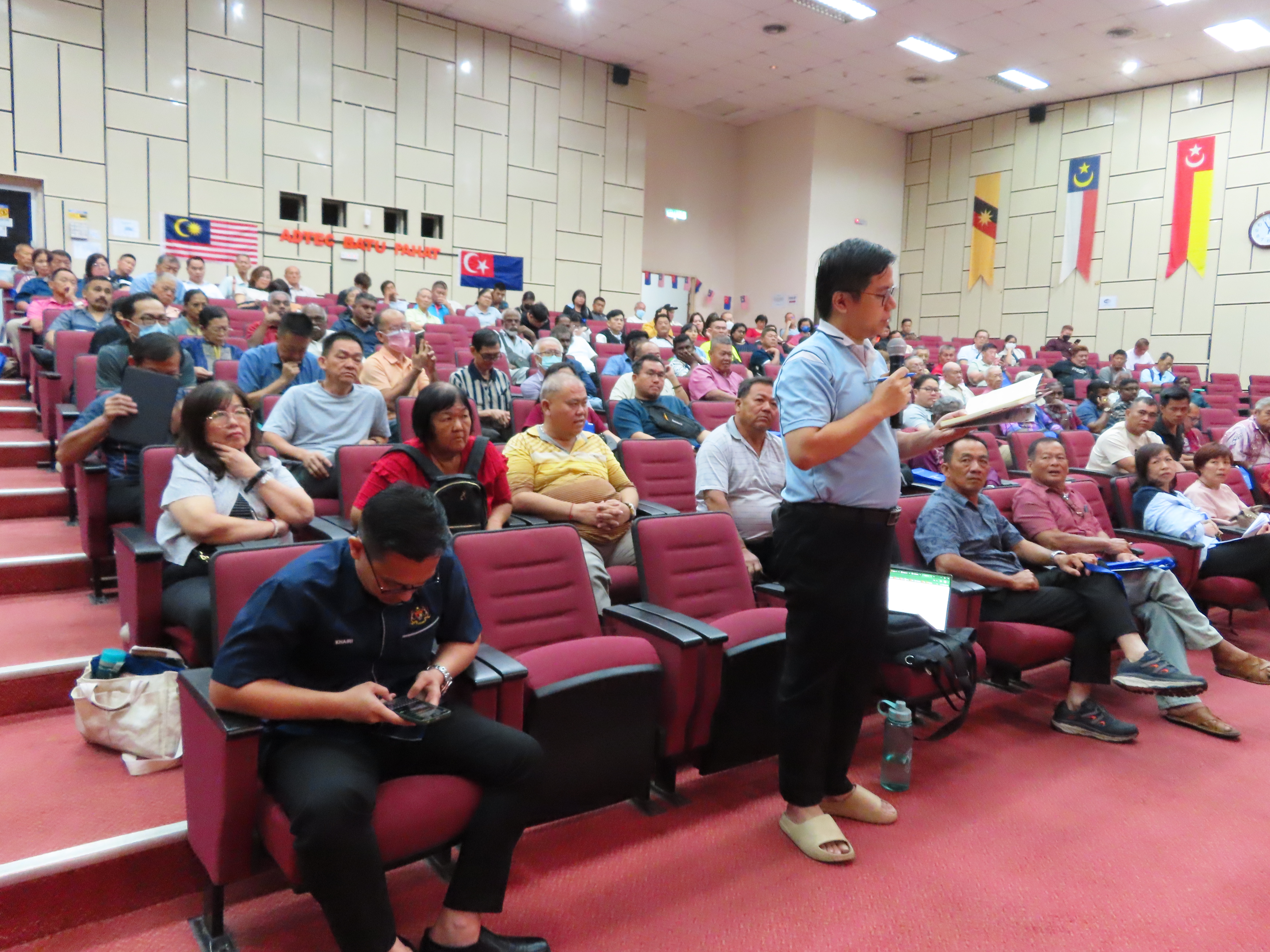 04.02.2025 | PROGRAM #ROSCARE BILANGAN 1/2025:
SESI LIBAT URUS (SLU) TAKLIMAT SOP PERTUBUHAN (JAWATANKUASA PENGURUSAN) BAGI ZON 1 (BATU PAHAT, MUAR, KLUANG & SEGAMAT)
JPPM Negeri Johor telah mengadakan Taklimat Sesi Libat Urus (SLU): Taklimat SOP Pertubuhan Kepada Pertubuhan Kategori Keagamaan Sub Kategori Penganut Yang Berdaftar Di Bawah Jabatan Pendaftaran Pertubuhan Malaysia Negeri Johor seperti ketetapan berikut:
Tarikh : 04.02.2025 (Selasa)
Tempat : Dewan Seri Nilam, Pusat Latihan Teknologi Tinggi (ADTCE) Batu Pahat.
Majlis telah dirasmikan oleh YBrs. Puan Maisara Ashran binti Mustafa, Pengarah JPPM Negeri Johor. Taklimat ini bertujuan untuk memberi kefahaman dan memaklumkan ketetapan dasar baharu Kementerian Dalam Negeri (KDN) dan JPPM mengenai SOP yang telah dirangka bagi pertubuhan sedia ada di bawah Kategori Keagamaan berkaitan pengurusan Pertubuhan Kategori Keagamaan khususnya Rumah Ibadat Bukan Islam (RIBI) di Negeri Johor.
Di samping memastikan penyelarasan terhadap pertubuhan kategori Keagamaan lebih teratur dan seragam sebagai asas rujukan serta panduan kepada pertubuhan.