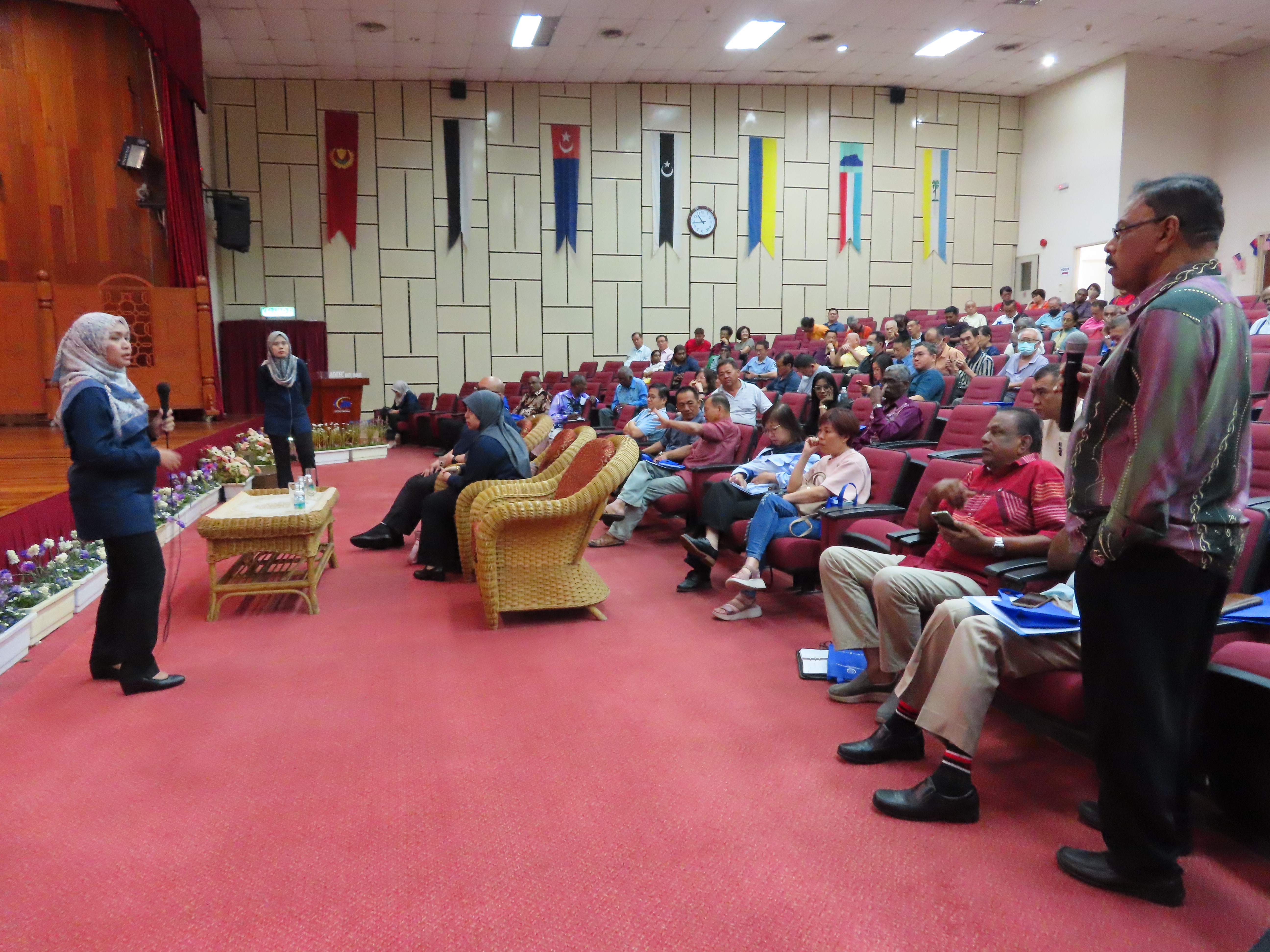04.02.2025 | PROGRAM #ROSCARE BILANGAN 1/2025:
SESI LIBAT URUS (SLU) TAKLIMAT SOP PERTUBUHAN (JAWATANKUASA PENGURUSAN) BAGI ZON 1 (BATU PAHAT, MUAR, KLUANG & SEGAMAT)
JPPM Negeri Johor telah mengadakan Taklimat Sesi Libat Urus (SLU): Taklimat SOP Pertubuhan Kepada Pertubuhan Kategori Keagamaan Sub Kategori Penganut Yang Berdaftar Di Bawah Jabatan Pendaftaran Pertubuhan Malaysia Negeri Johor seperti ketetapan berikut:
Tarikh : 04.02.2025 (Selasa)
Tempat : Dewan Seri Nilam, Pusat Latihan Teknologi Tinggi (ADTCE) Batu Pahat.
Majlis telah dirasmikan oleh YBrs. Puan Maisara Ashran binti Mustafa, Pengarah JPPM Negeri Johor. Taklimat ini bertujuan untuk memberi kefahaman dan memaklumkan ketetapan dasar baharu Kementerian Dalam Negeri (KDN) dan JPPM mengenai SOP yang telah dirangka bagi pertubuhan sedia ada di bawah Kategori Keagamaan berkaitan pengurusan Pertubuhan Kategori Keagamaan khususnya Rumah Ibadat Bukan Islam (RIBI) di Negeri Johor.
Di samping memastikan penyelarasan terhadap pertubuhan kategori Keagamaan lebih teratur dan seragam sebagai asas rujukan serta panduan kepada pertubuhan.