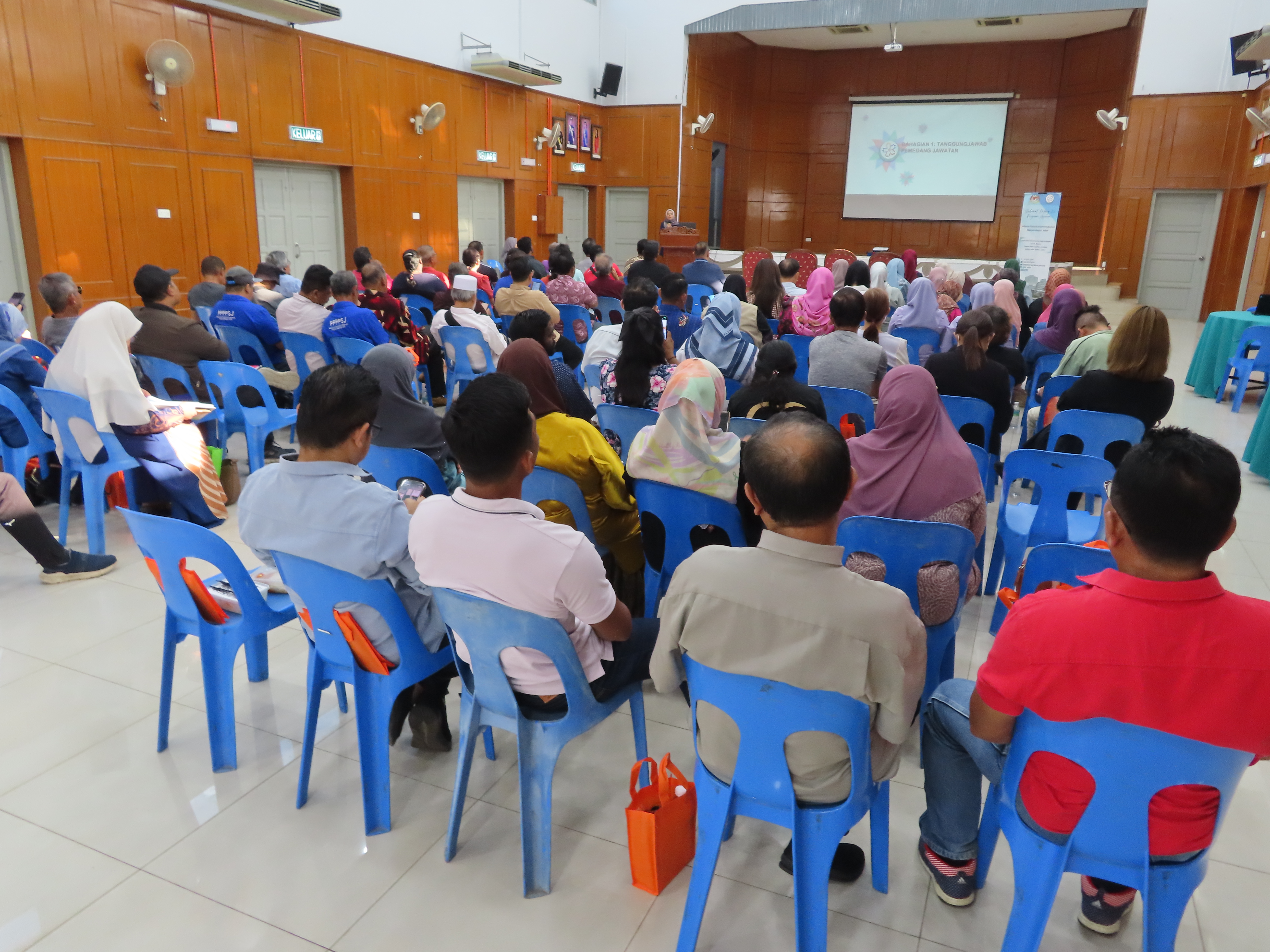 29.07.2025, Selasa - Taklimat Pengurusan Pertubuhan Berkualiti dan Sesi Khidmat Nasihat JPPM Johor berlangsung di Dewan Jubli Intan Sultan Ibrahim, Jalan Buloh Kasap, Segamat, Johor. Taklimat ini bertujuan untuk memberi pendedahan kepada pertubuhan berkaitan Tanggungjawab Pemegang Jawatan, Pengurusan Rekod Pertubuhan dan Manual Pengguna Sistem sRoses (Modul Pembaharuan Setiausaha dan Pindaan Perlembagaan). Kaunter khidmat nasihat juga dibuka untuk bantuan secara hands on berkaitan sistem eroses dan pertanyaan berkaitan isu-isu yang dihadapi oleh pertubuhan.