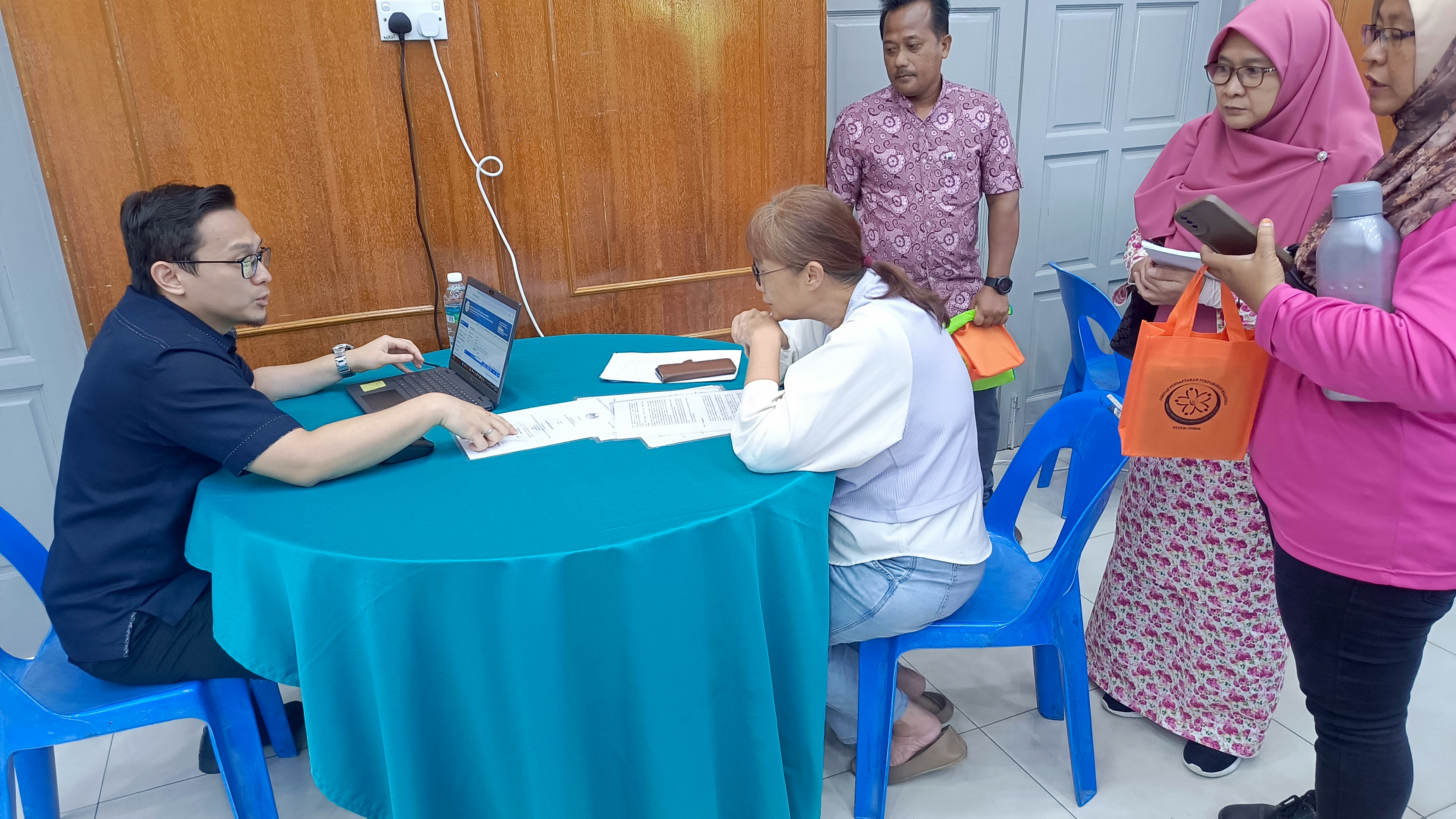 29.07.2025, Selasa - Taklimat Pengurusan Pertubuhan Berkualiti dan Sesi Khidmat Nasihat JPPM Johor berlangsung di Dewan Jubli Intan Sultan Ibrahim, Jalan Buloh Kasap, Segamat, Johor. Taklimat ini bertujuan untuk memberi pendedahan kepada pertubuhan berkaitan Tanggungjawab Pemegang Jawatan, Pengurusan Rekod Pertubuhan dan Manual Pengguna Sistem sRoses (Modul Pembaharuan Setiausaha dan Pindaan Perlembagaan). Kaunter khidmat nasihat juga dibuka untuk bantuan secara hands on berkaitan sistem eroses dan pertanyaan berkaitan isu-isu yang dihadapi oleh pertubuhan.
