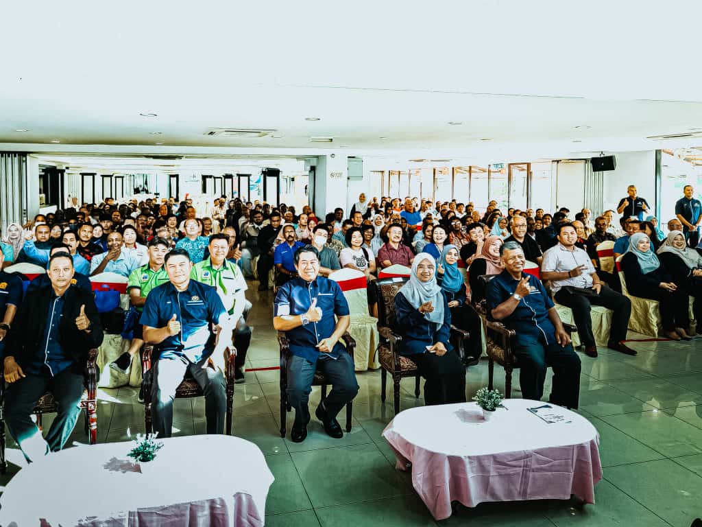 Barisan Pengarah bersama persatuan yang hadir