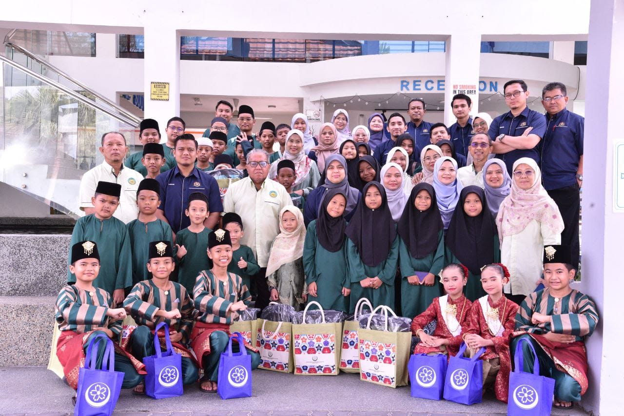 BERGAMBAR BERSAMA PENGERUSI, GURU-GURU DAN ANAK-ANAK DARI PERTUBUHAN YAYASAN ANAK-ANAK YATIM AL-HUSNA WILAYAH JOHOR TENGGARA.