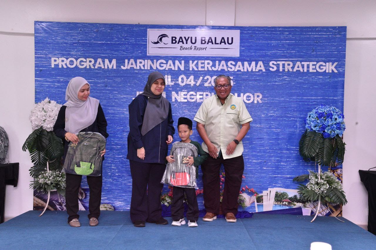 SUMBANGAN BEG SEKOLAH DARIPADA JPPM JOHOR DAN JUGA WANG TUNAI HASIL SUMBANGAN PENDERMA KEPADA ANAK-ANAK YATIM AL HUSNA WILAYAH JOHOR TENGGARA.