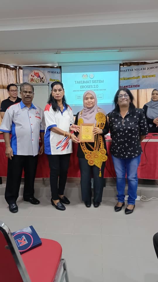 MENERIMA CENDERAHATI DARIPADA WAKIL PERSATUAN GAPPIN MALAYSIA.