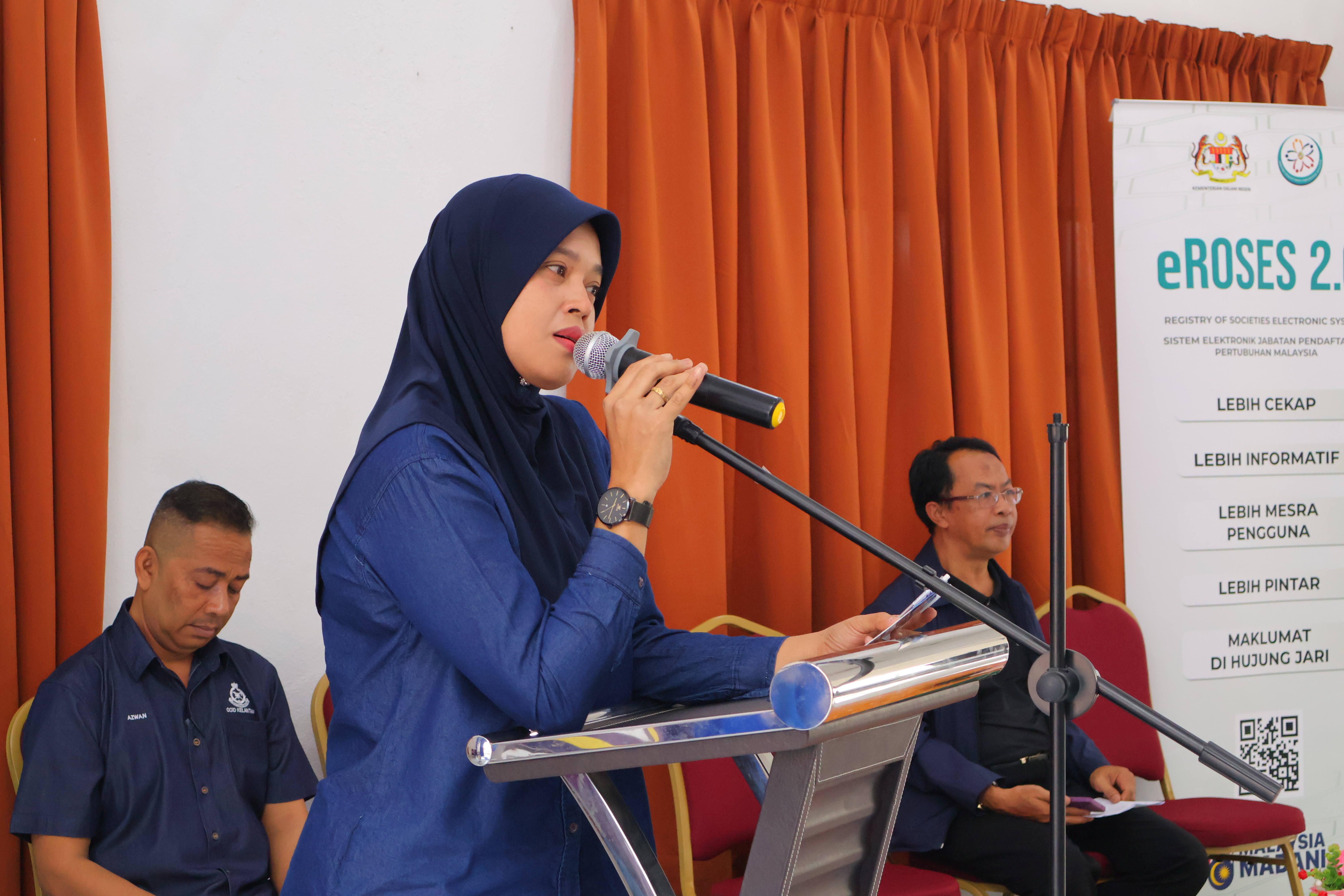 peserta dibawa menyelami ilmu keselamatan digital melalui ceramah oleh Inspektor Noor Fashimah binti Hashim dari IPD Kota Bharu bertajuk “Lindungi Diri Anda dan Kenali Jenayah Scammer”, bagi memupuk kesedaran agar lebih peka terhadap ancaman penipuan yang semakin berleluasa masa kini