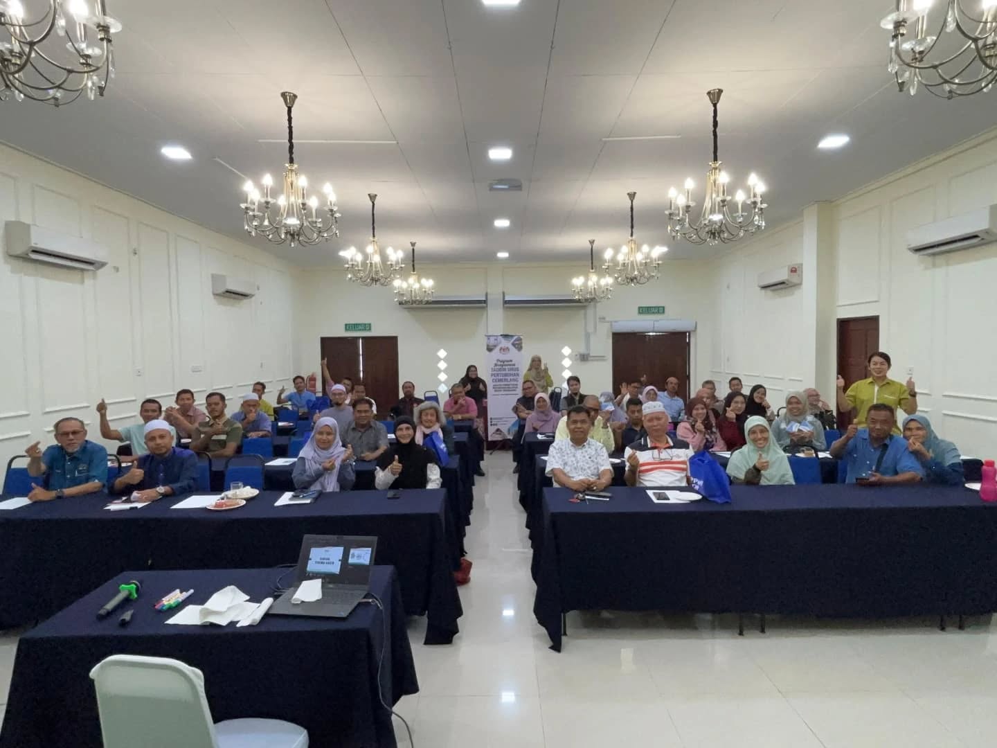 MARANG, 4 Ogos 2025 - Program Jerayawara Tadbir Urus Pertubuhan Cemerlang Jabatan Pendaftaran Pertubuhan Malaysia (JPPM) Negeri Terengganu bagi Daerah Marang Tahun 2025.
Taklimat bagi program ini disampaikan oleh Encik Haifizul Hafiz bin Abdul Halim, Pegawai Pendaftaran Pertubuhan, Cawangan Pengurusan Pertubuhan JPPM Negeri Terengganu bagi Slot Pengurusan Pertubuhan dan Puan Rohana binti Abdullah, Pegawai Pendaftaran Pertubuhan, Cawangan Penguatkuasaan JPPM Negeri Terengganu bagi Slot Penyata Tahunan.