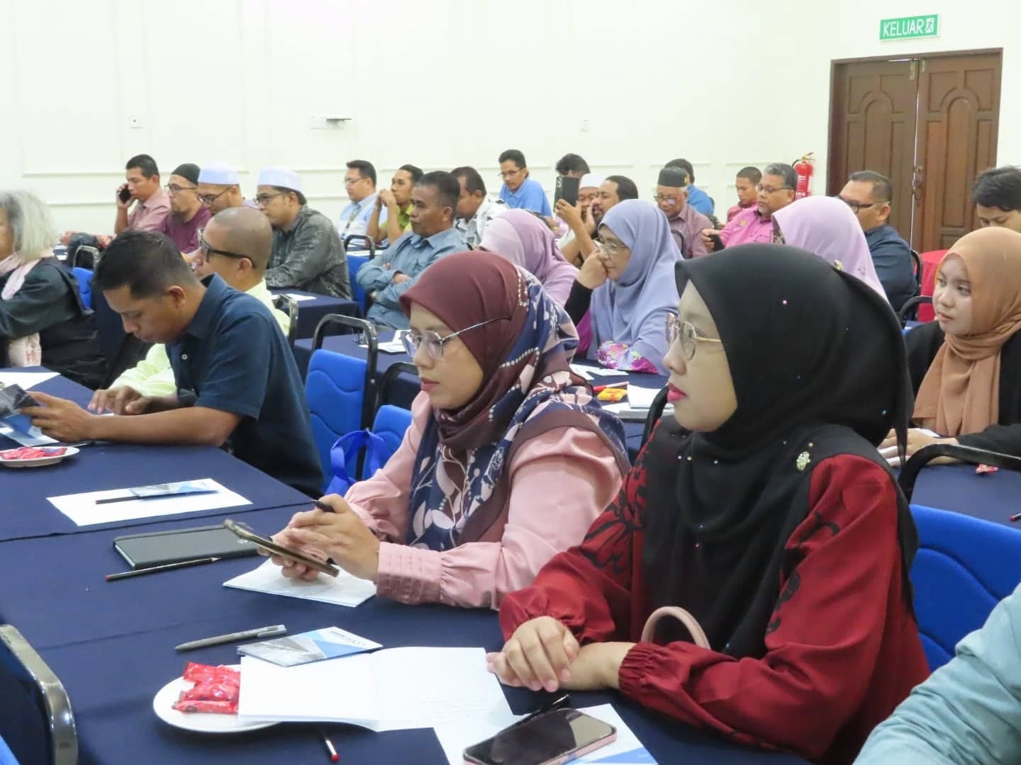 MARANG, 4 Ogos 2025 - Program Jerayawara Tadbir Urus Pertubuhan Cemerlang Jabatan Pendaftaran Pertubuhan Malaysia (JPPM) Negeri Terengganu bagi Daerah Marang Tahun 2025.
Taklimat bagi program ini disampaikan oleh Encik Haifizul Hafiz bin Abdul Halim, Pegawai Pendaftaran Pertubuhan, Cawangan Pengurusan Pertubuhan JPPM Negeri Terengganu bagi Slot Pengurusan Pertubuhan dan Puan Rohana binti Abdullah, Pegawai Pendaftaran Pertubuhan, Cawangan Penguatkuasaan JPPM Negeri Terengganu bagi Slot Penyata Tahunan.