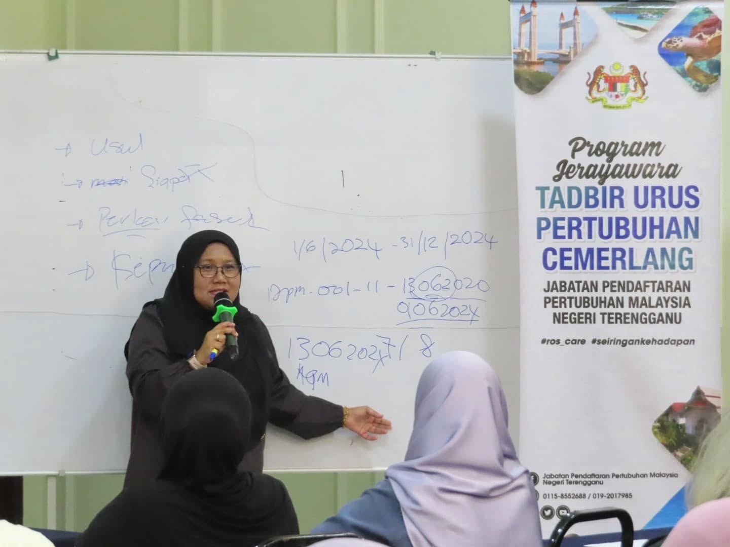 MARANG, 4 Ogos 2025 - Program Jerayawara Tadbir Urus Pertubuhan Cemerlang Jabatan Pendaftaran Pertubuhan Malaysia (JPPM) Negeri Terengganu bagi Daerah Marang Tahun 2025.
Taklimat bagi program ini disampaikan oleh Encik Haifizul Hafiz bin Abdul Halim, Pegawai Pendaftaran Pertubuhan, Cawangan Pengurusan Pertubuhan JPPM Negeri Terengganu bagi Slot Pengurusan Pertubuhan dan Puan Rohana binti Abdullah, Pegawai Pendaftaran Pertubuhan, Cawangan Penguatkuasaan JPPM Negeri Terengganu bagi Slot Penyata Tahunan.