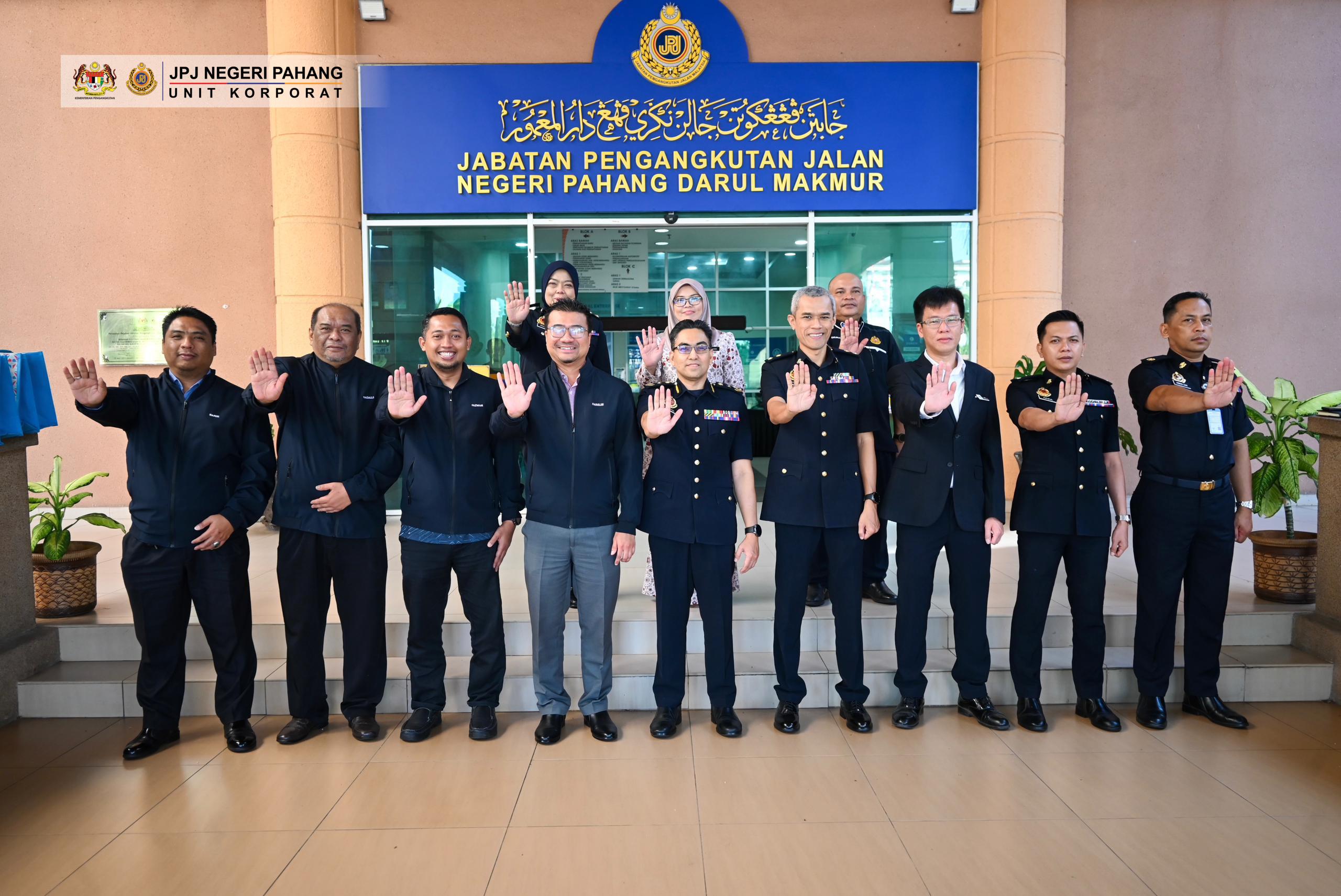 KUNJUNG HORMAT PENGARAH JABATAN PENDAFTARAN PERTUBUHAN MALAYSIA NEGERI PAHANG KE JABATAN PENGANGKUTAN JALAN NEGERI PAHANG