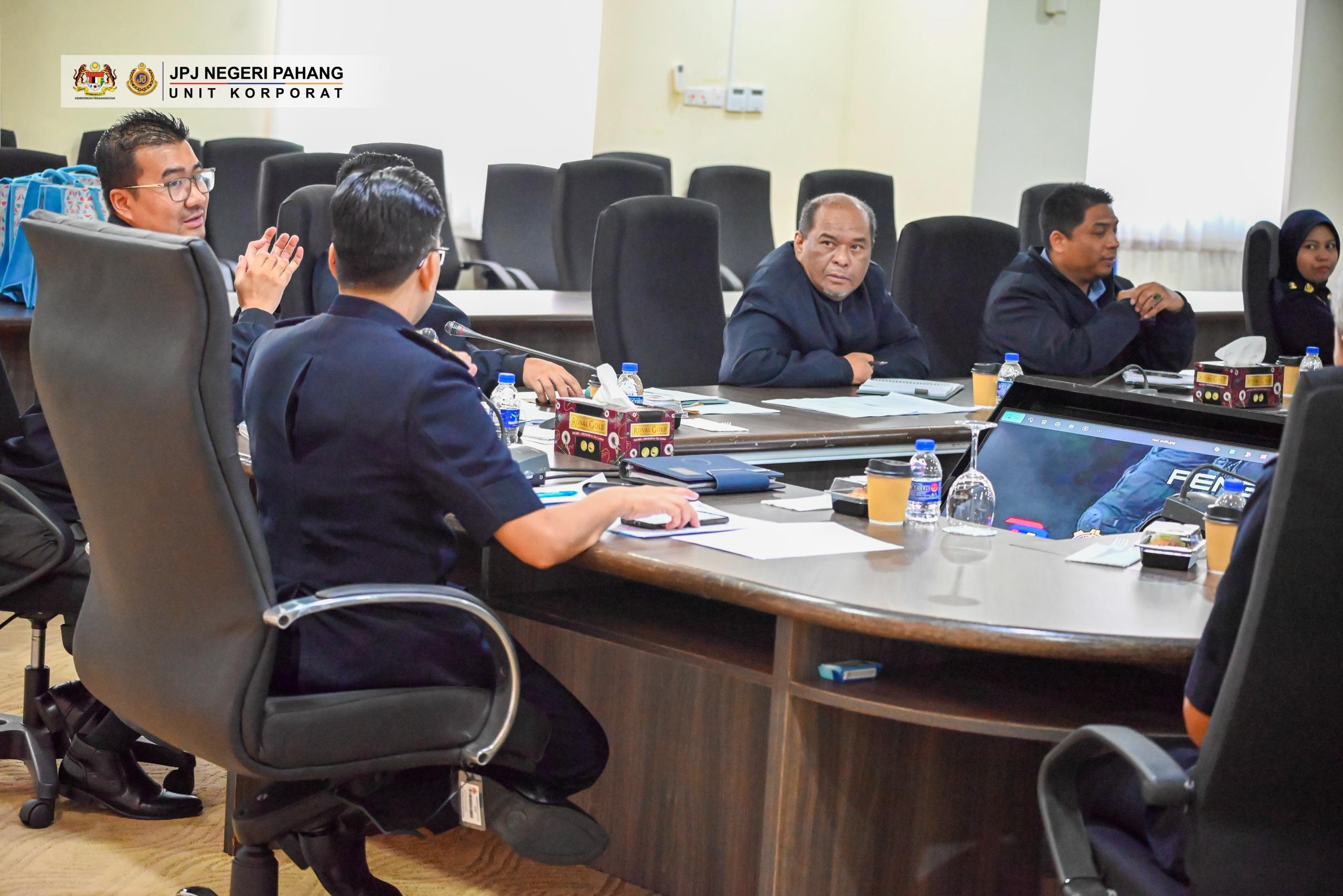 KUNJUNG HORMAT PENGARAH JABATAN PENDAFTARAN PERTUBUHAN MALAYSIA NEGERI PAHANG KE JABATAN PENGANGKUTAN JALAN NEGERI PAHANG