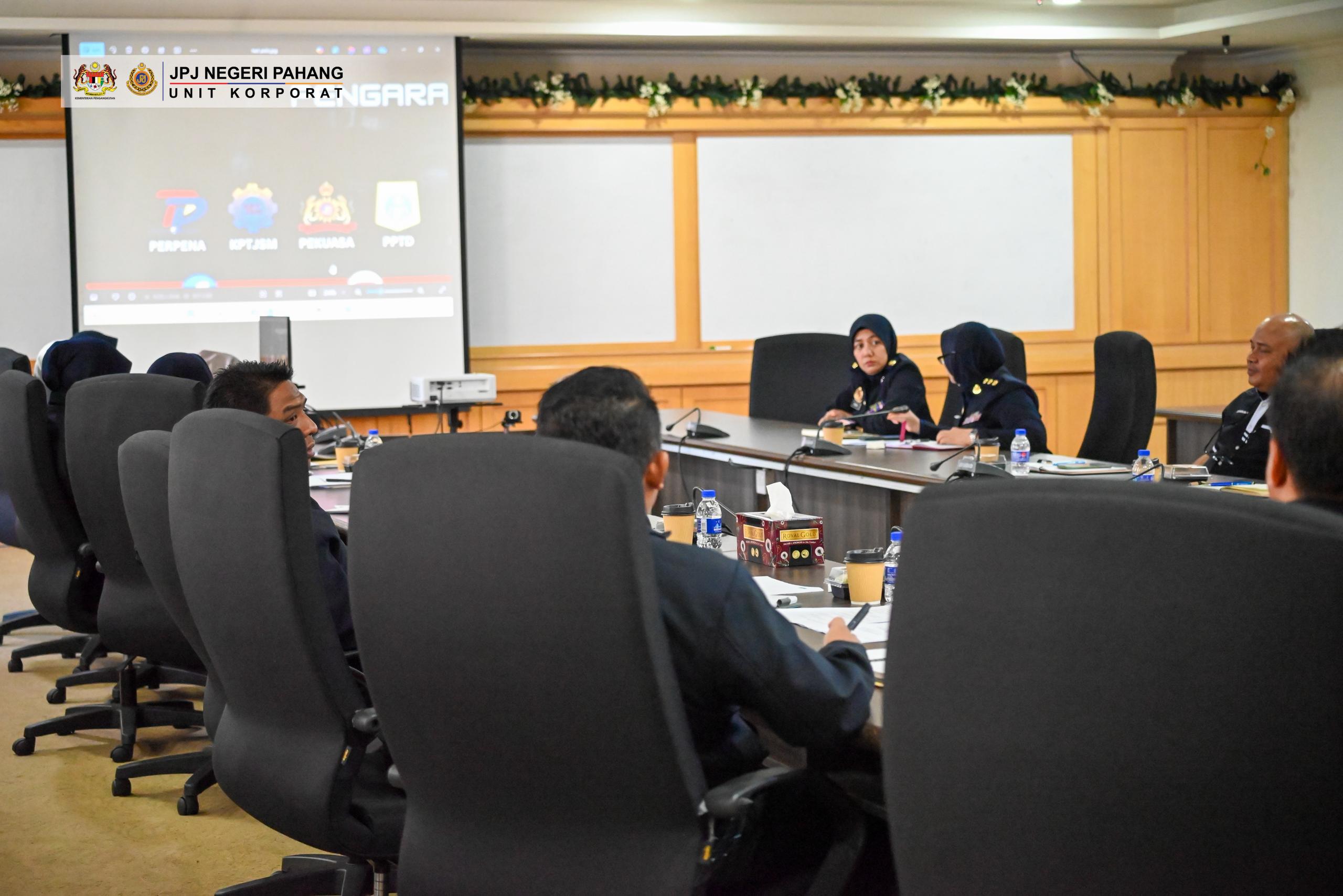 KUNJUNG HORMAT PENGARAH JABATAN PENDAFTARAN PERTUBUHAN MALAYSIA NEGERI PAHANG KE JABATAN PENGANGKUTAN JALAN NEGERI PAHANG